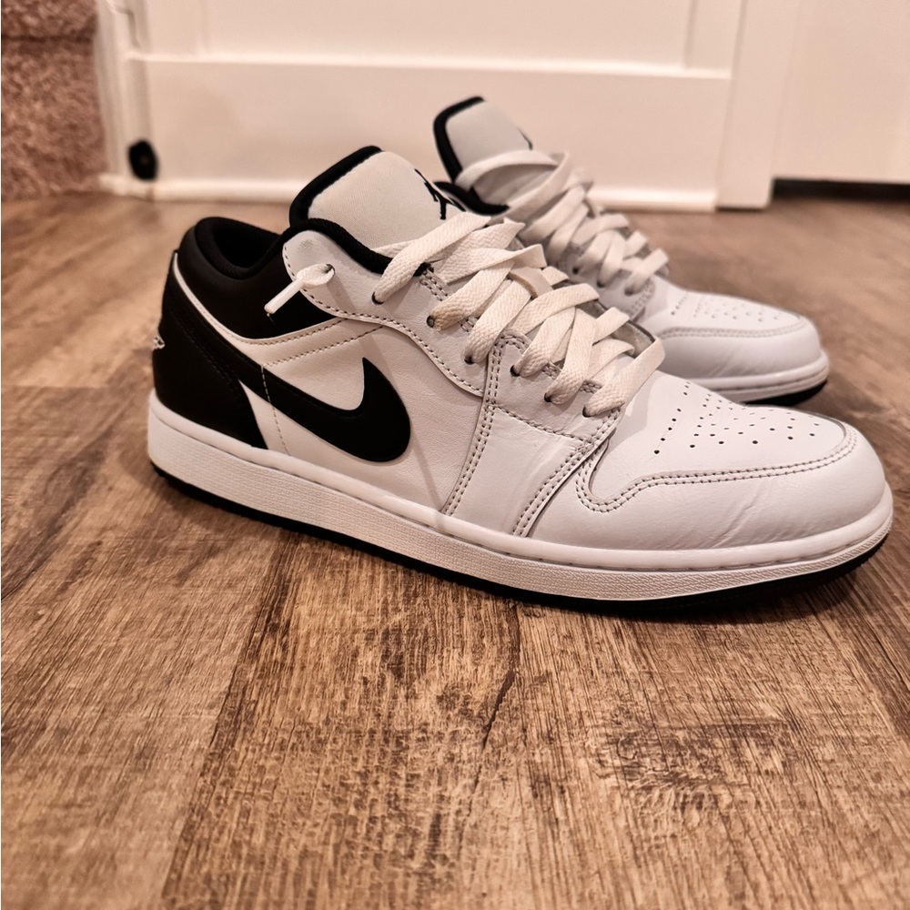 Jordan Men's Black and White Sneakers